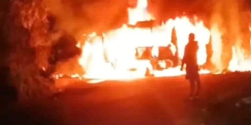 Incineran bus de servicio público en vía de La Plata a La Argentina